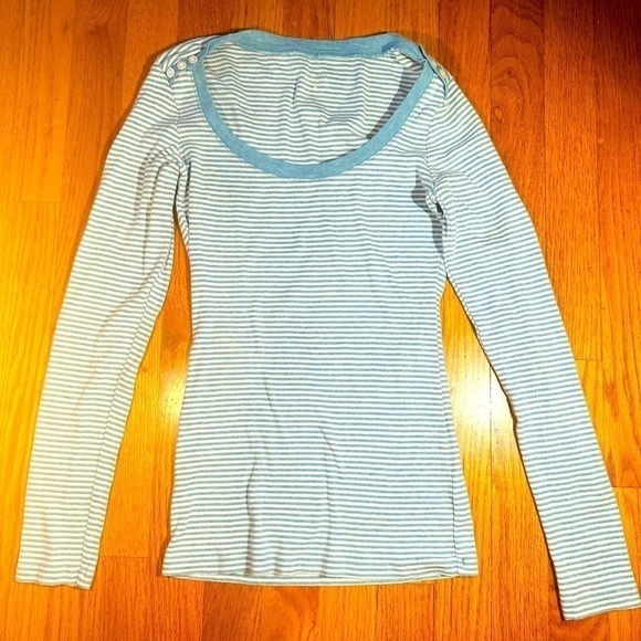 Express Striped ScoopNeck Long sleeve T-shirt
A super soft cotton modal blend - Picture 8 of 9